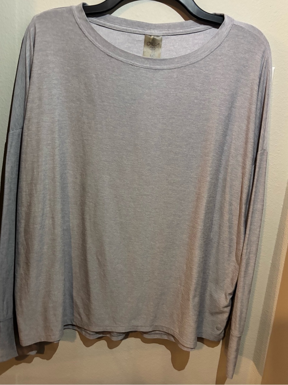 CALIA by Carrie Underwood Light Gray Long-Sleeve Crewneck Tee medium size